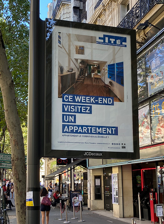 Affiche publicitaire pour les expositions permanantes de la Cité de l'architecture et du patrimoine dans une rue parisienne
