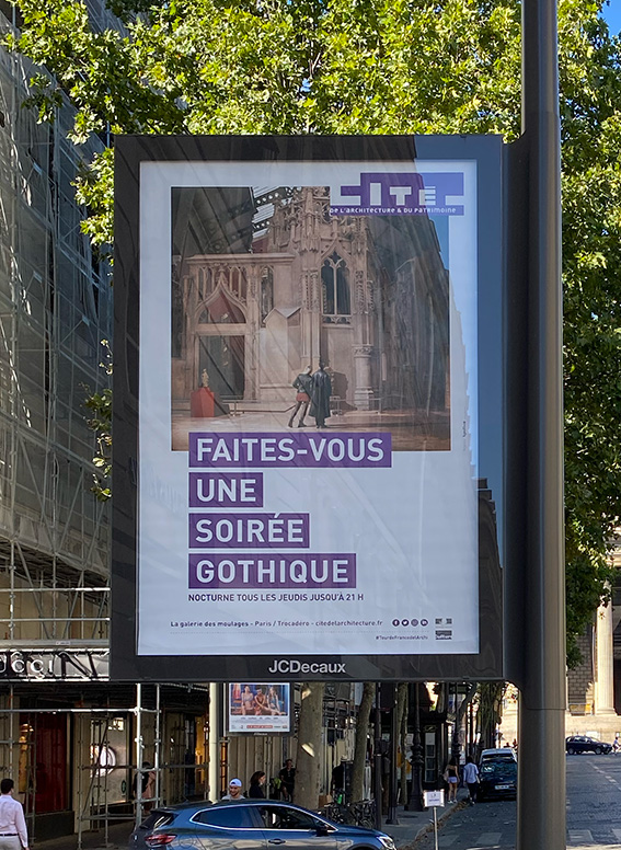 Affiche publicitaire pour les expositions permanantes de la Cité de l'architecture et du patrimoine dans une rue parisienne