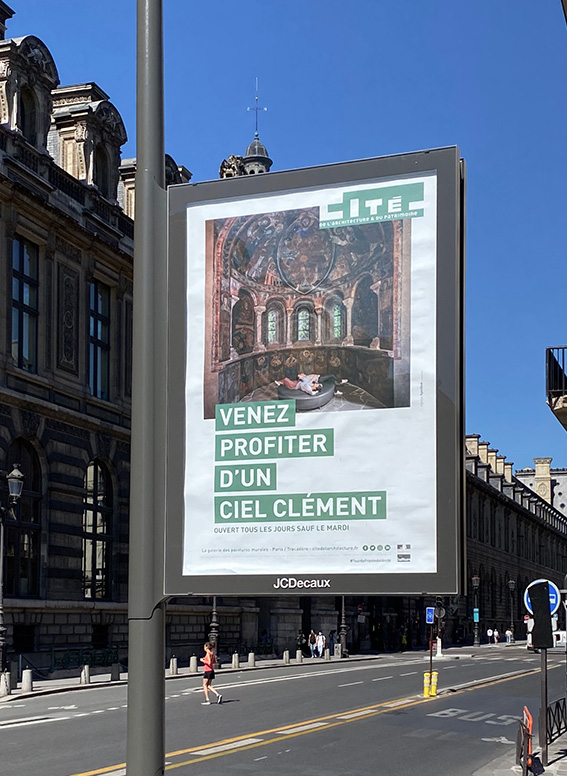 Affiche publicitaire pour les expositions permanantes de la Cité de l'architecture et du patrimoine dans une rue parisienne